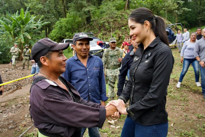 Otatiste Geraldine Ponce escucha a familias wixárikas afectadas por la tromba en Otatisté